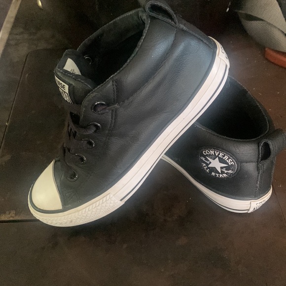 Kids size 1 converse. Chuck Taylor. - Picture 3 of 6